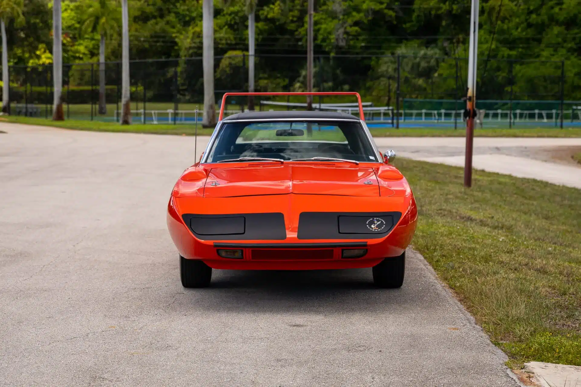 1970 Plymouth Superbird in Orangeton von vorne, mit spitzem Bug und hohem Heckflügel