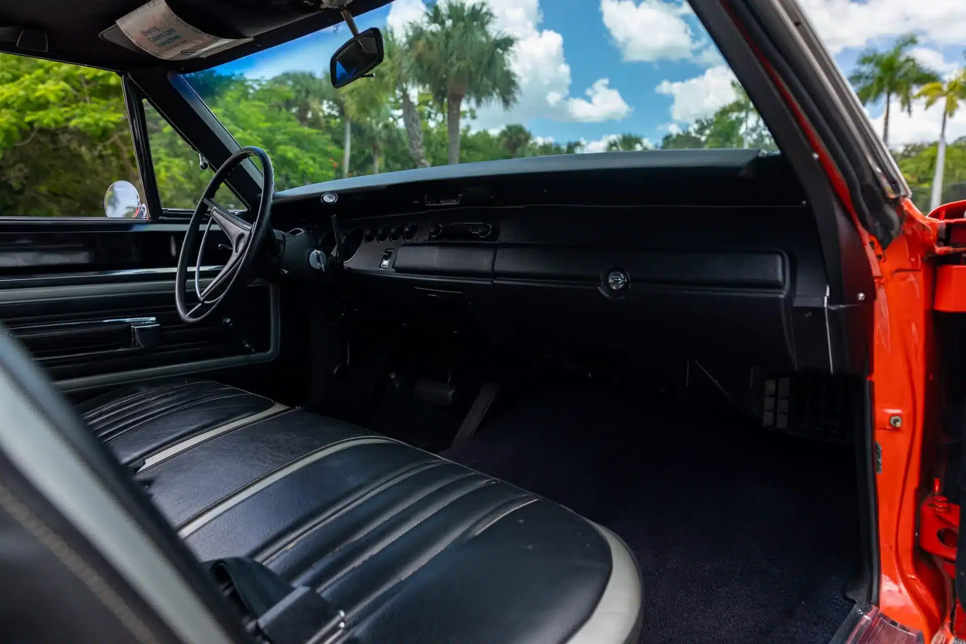 Innenansicht des 1970 Plymouth Superbird mit schwarzer Bank und Armaturenbrett.