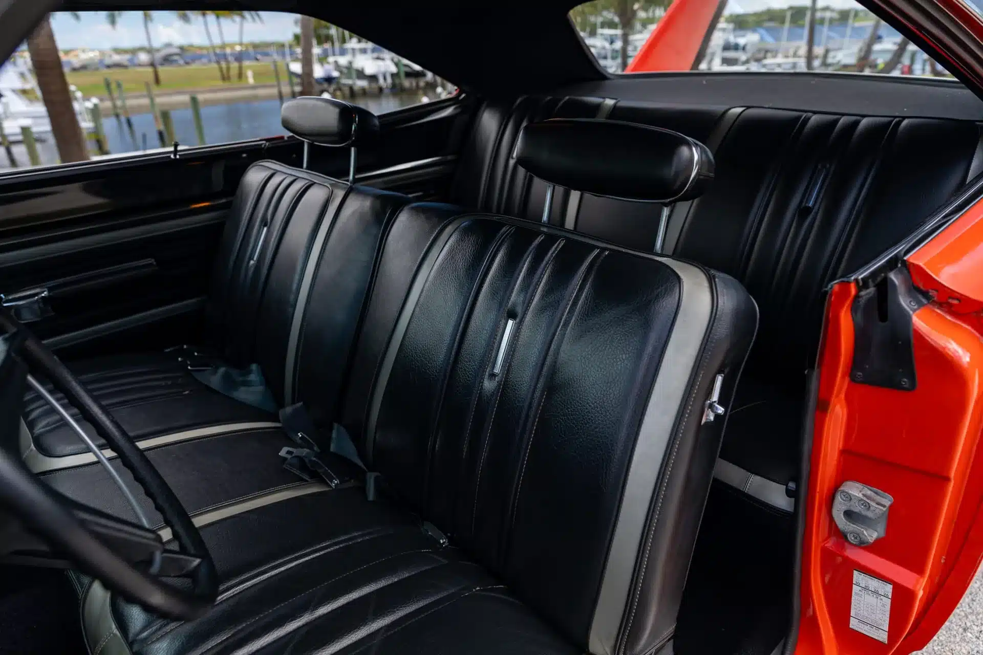 Schwarze Sitzbank im Innenraum eines 1970 Plymouth Superbird