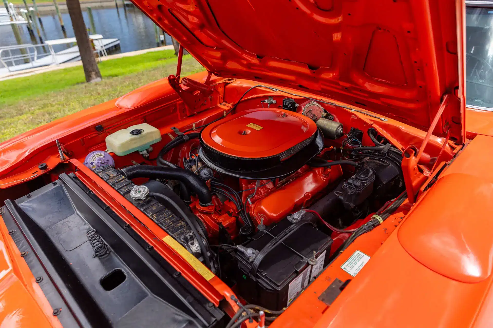 Detailaufnahme des Motorraums eines 1970 Plymouth Superbird mit 7,2-Liter-V8-Motor, Haube geöffnet
