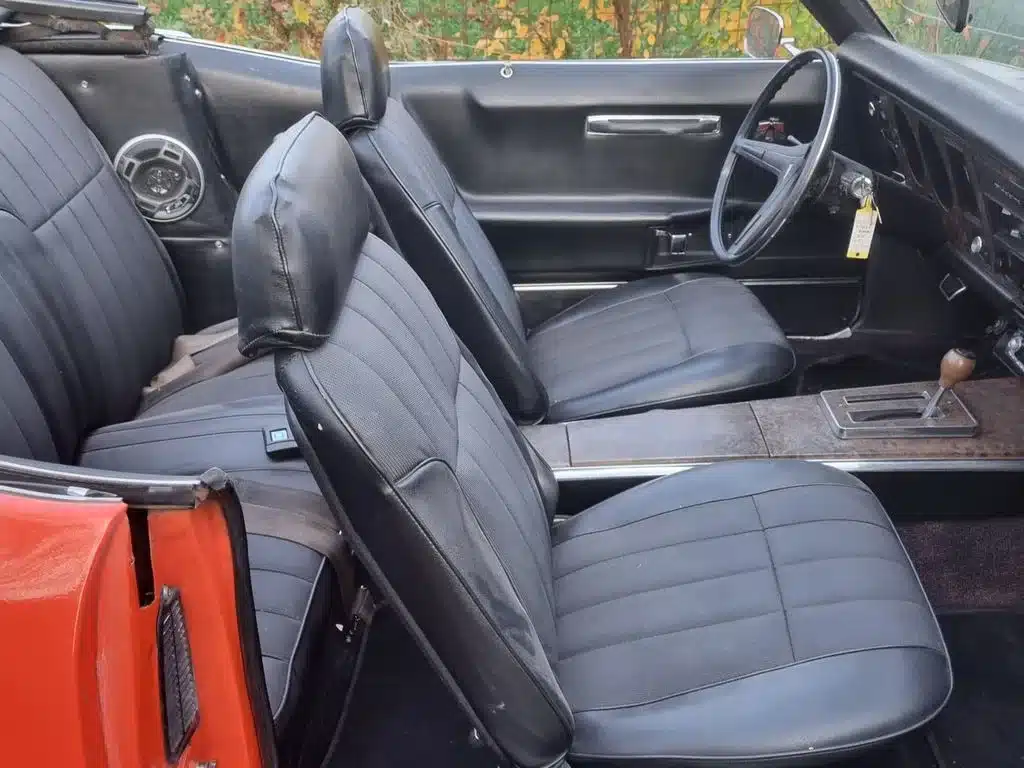 Innenansicht eines Pontiac Firebird Cabriolet von 1969 mit schwarzer Lederausstattung und Automatikschaltung.