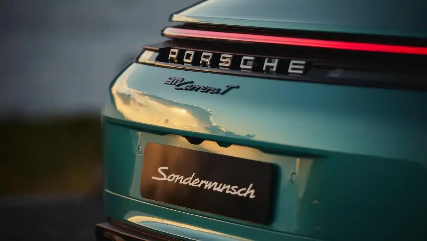 Heck des Porsche 911 Carrera T Formosa mit Sonderwunsch-Kennzeichen und Ipanema Blue Metallic Lackierung.