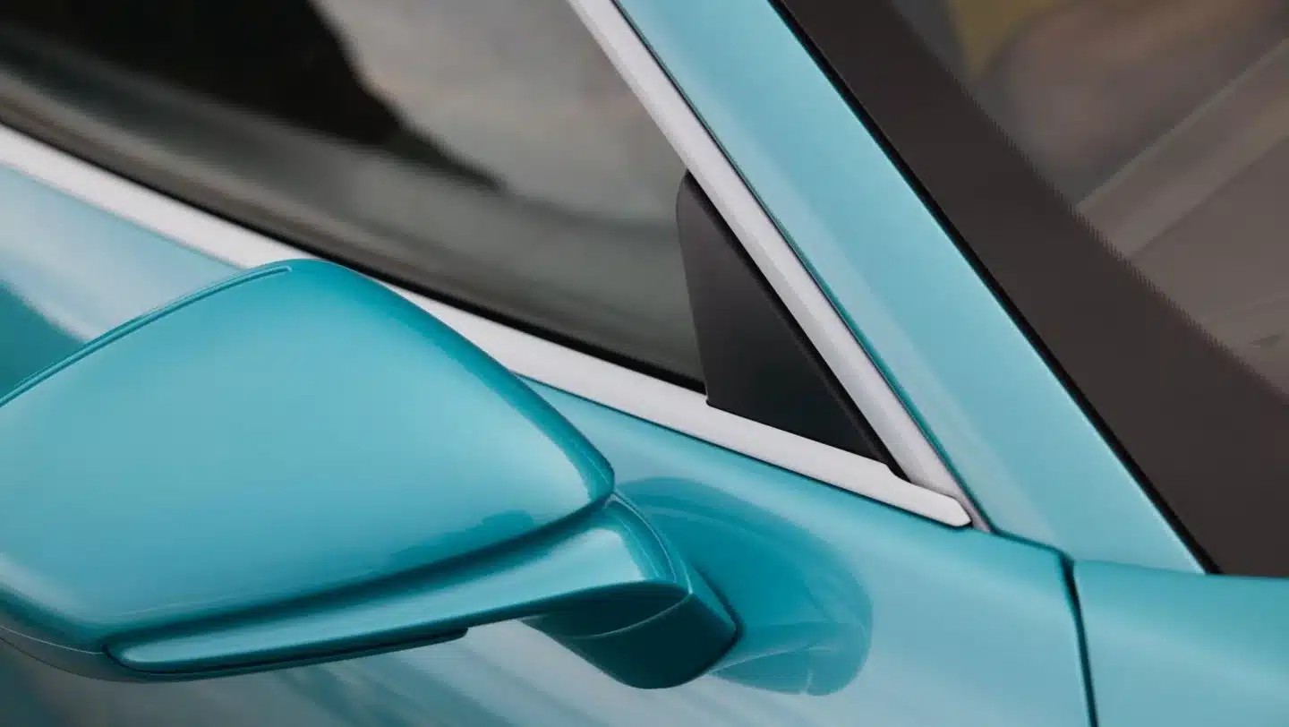 Nahaufnahme des Seitenspiegels und Fensterbereichs eines Porsche 911 Carrera T Formosa in Ipanema Blue Metallic.