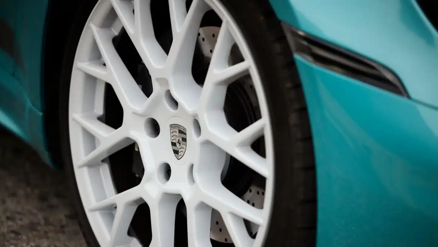 Detailansicht eines weißen RS Spyder Rads am Porsche 911 Carrera T Formosa mit türkisblauer Karosserie