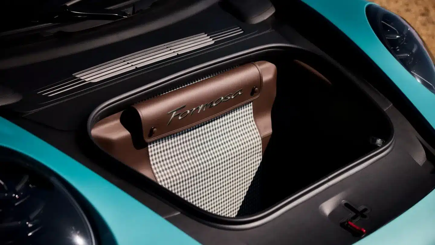 Vorderer Gepäckraum des Porsche 911 Carrera T Formosa mit brauner Lederabdeckung und Karomuster, darauf die Formosa-Stickerei.