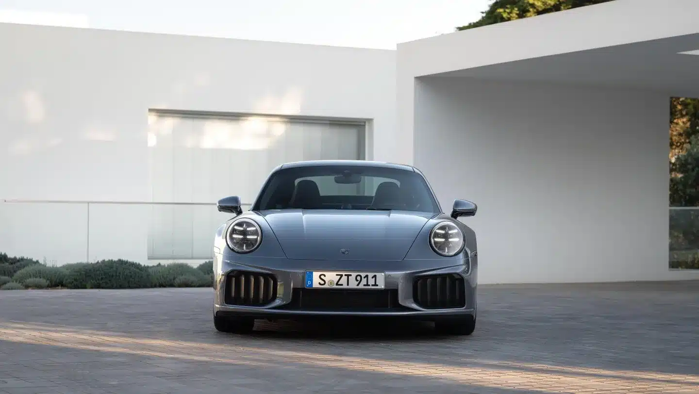 Der neue Porsche 911 Turbo S, Modelljahr 2025, als Performance-Hybrid in Silber, frontal fotografiert