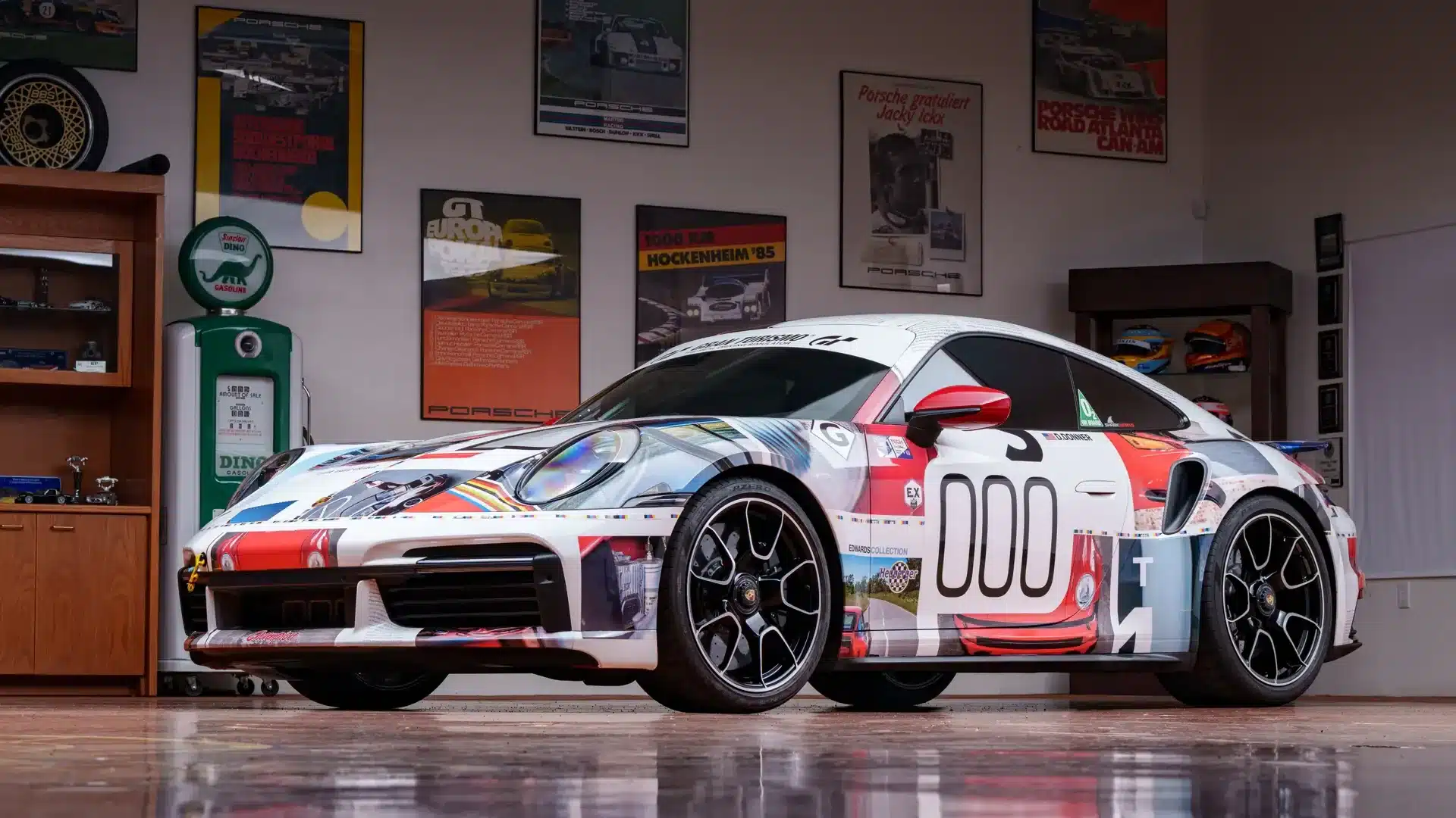 Porsche 911 Turbo S Lightweight 2022 in individueller Folierung, seitlich im Showroom fotografiert.