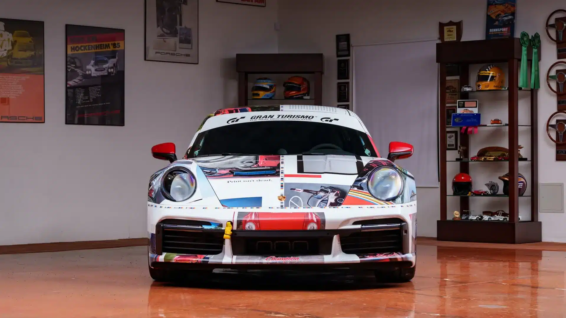 Porsche 911 Turbo S Lightweight 2022 mit auffälligem Motorsport-Design frontal in einer Garage abgebildet.