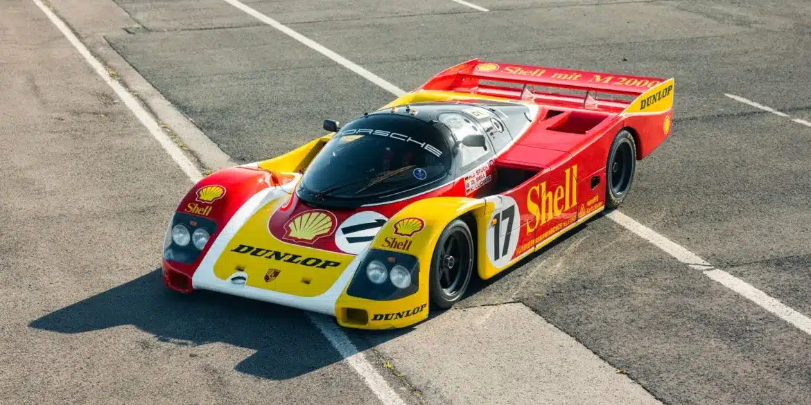 Porsche 962-010 in Shell/Dunlop-Rennlackierung auf einer verlassenen Rennstrecke.