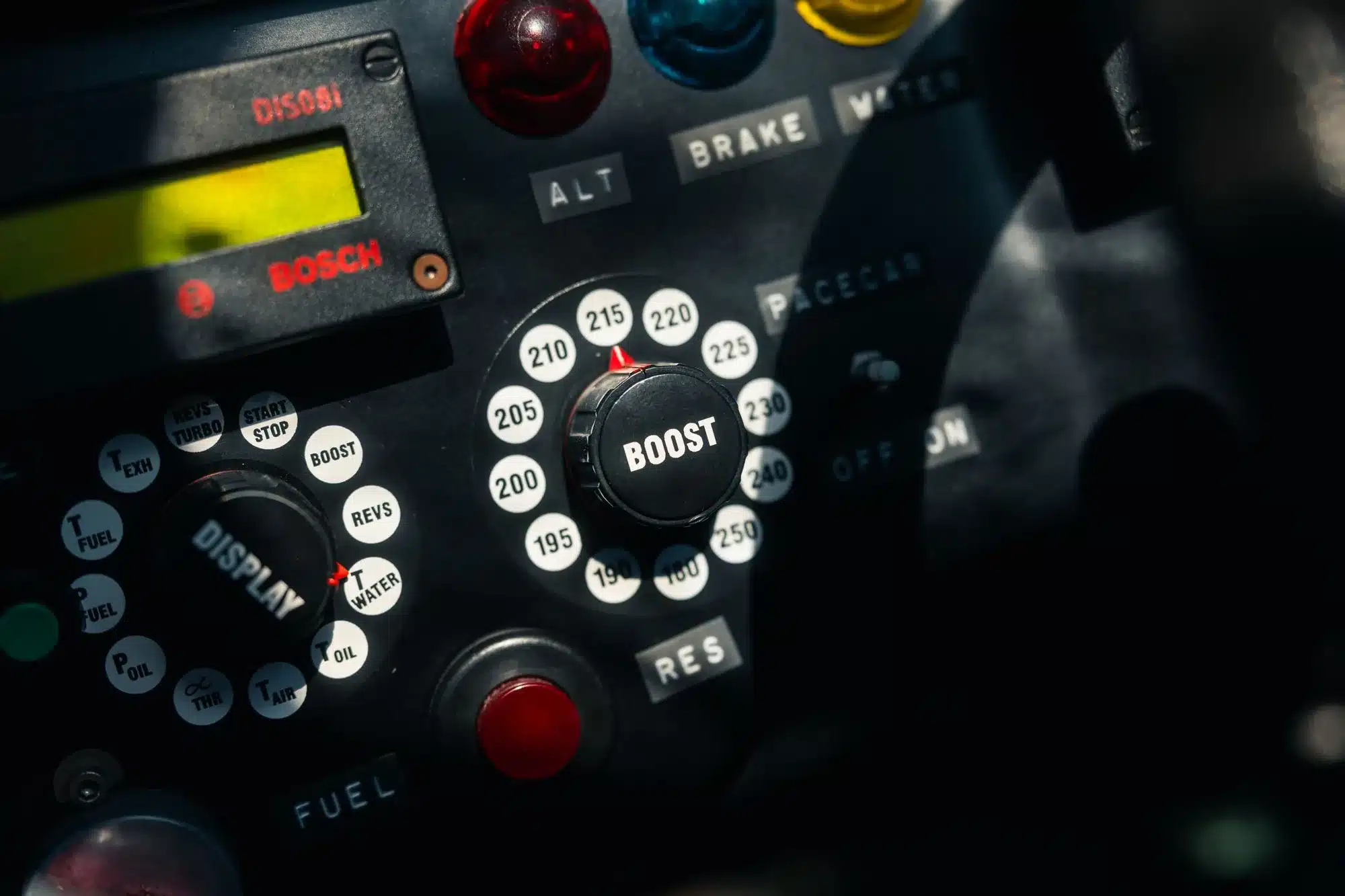 Detailaufnahme des Cockpits im Porsche 962 mit Boost-Regler und Bosch-System