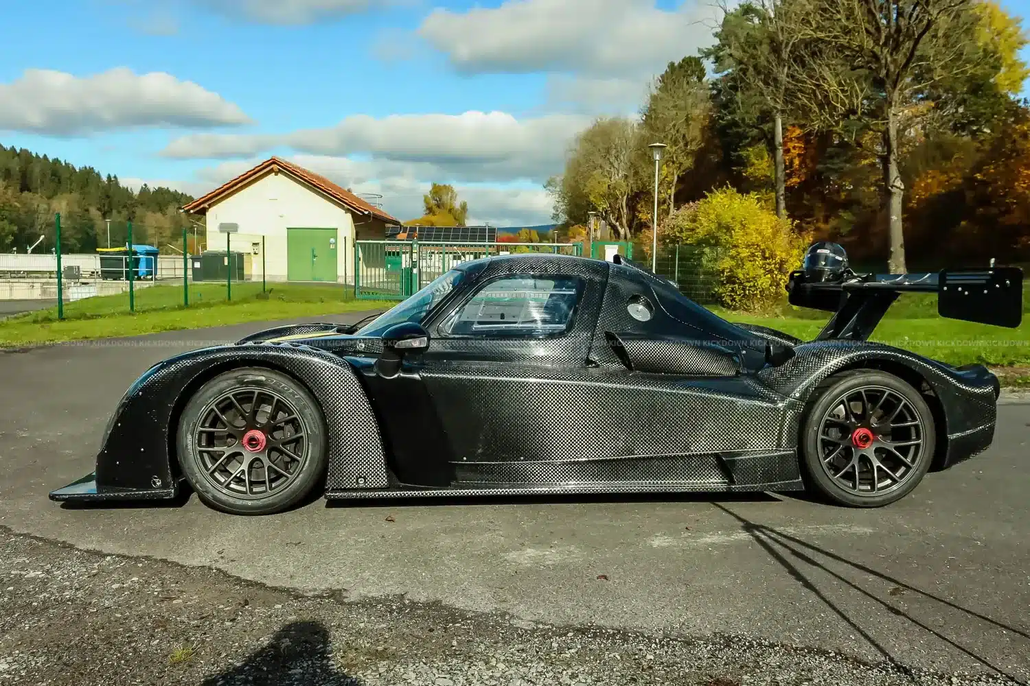 Seitenansicht des Radical RXC TwinTurbo GT 650R mit Karbon-Karosserie, aufgenommen im Freien bei Tageslicht.