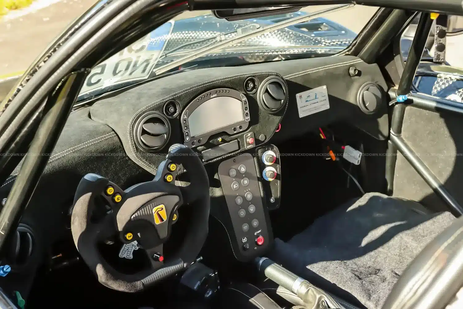 Das Cockpit des Radical RXC TwinTurbo GT 650R mit Rennlenkrad und digitalem Armaturenbrett