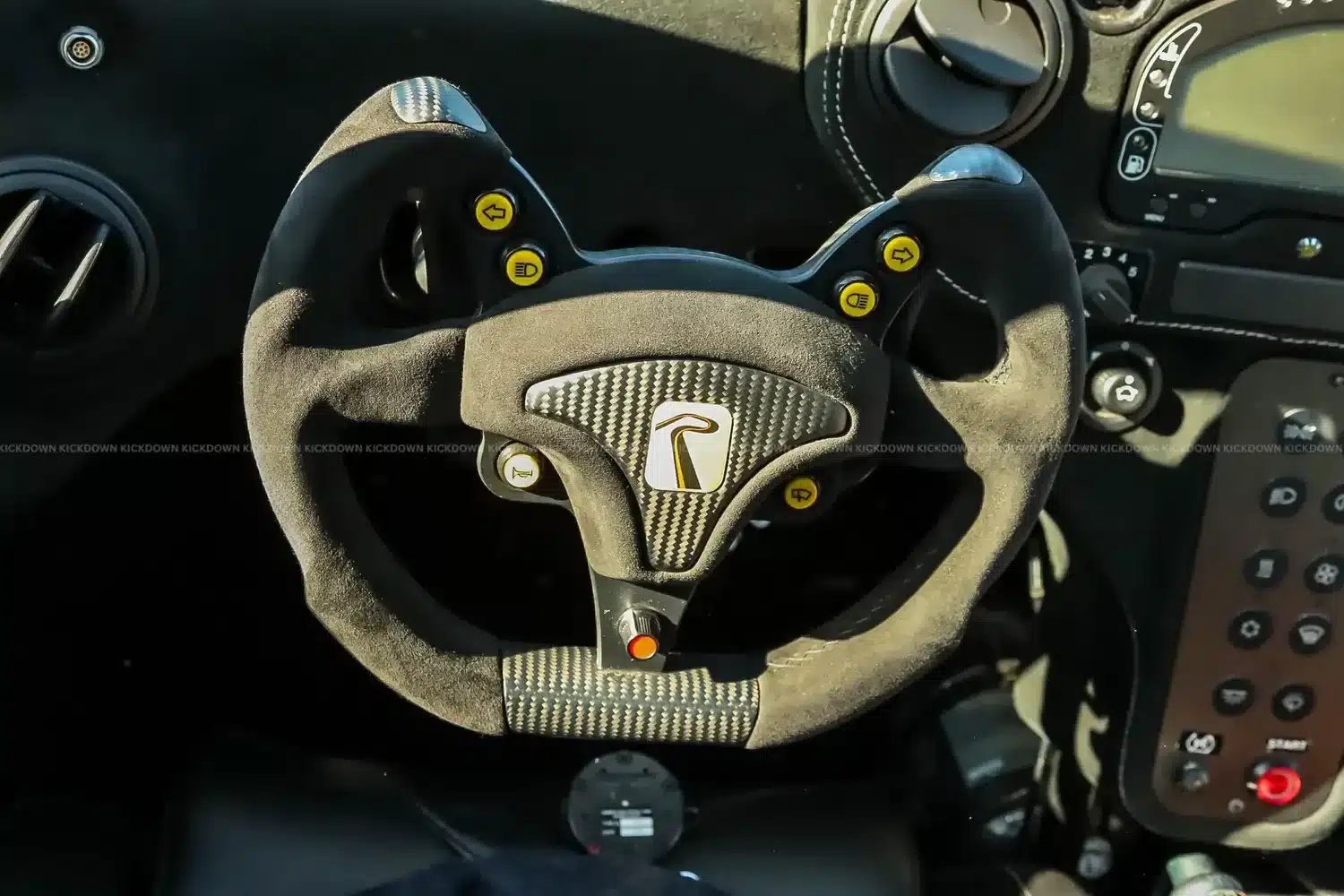 Detailaufnahme des Lenkrads und Cockpits eines Radical RXC TwinTurbo GT 650R mit Carbon-Elementen und Bedienknöpfen.