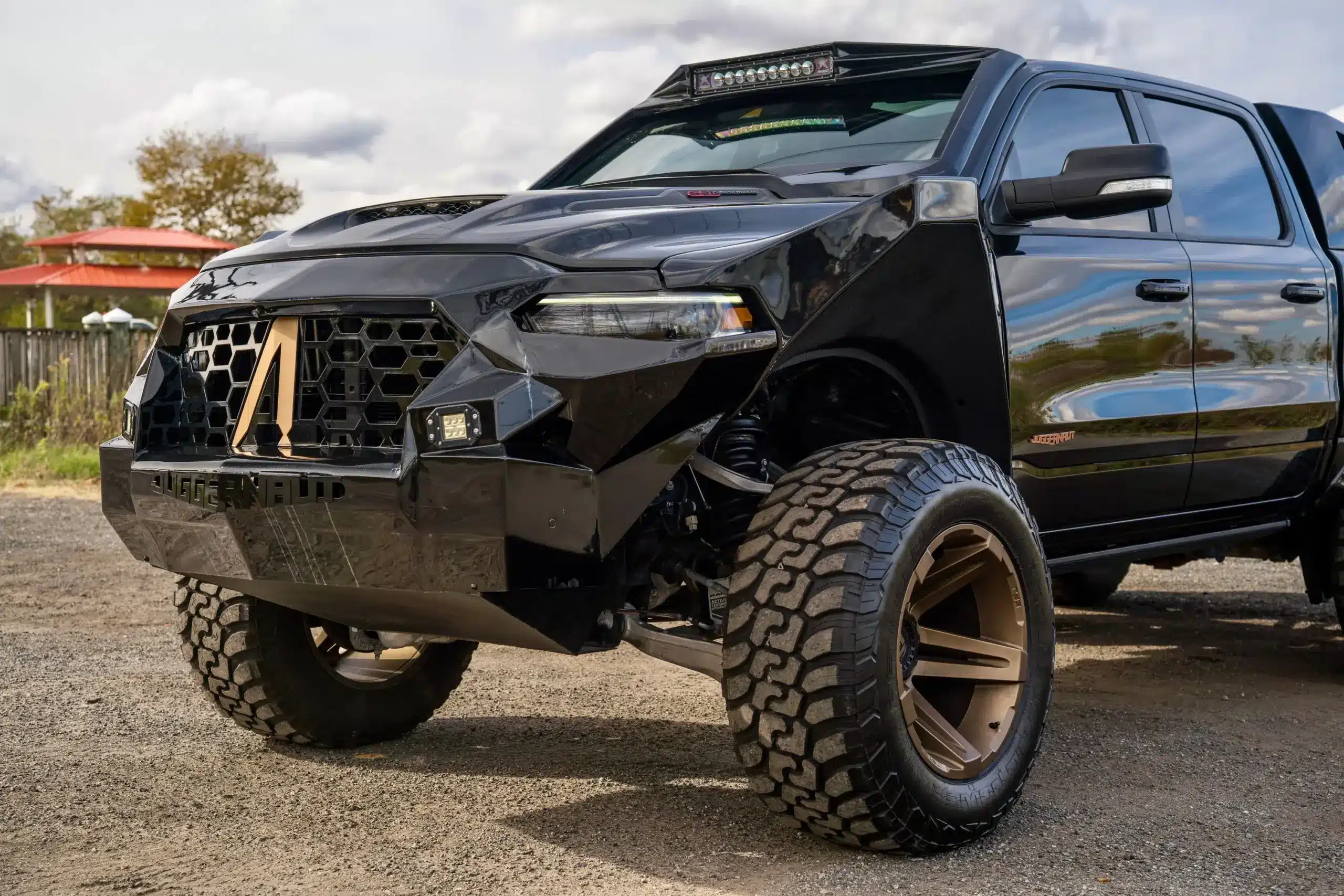 Frontansicht des Apocalypse Juggernaut 6x6 auf Basis des Ram TRX mit aggressiver Karosserie, breiten Offroadreifen und markantem Grill.