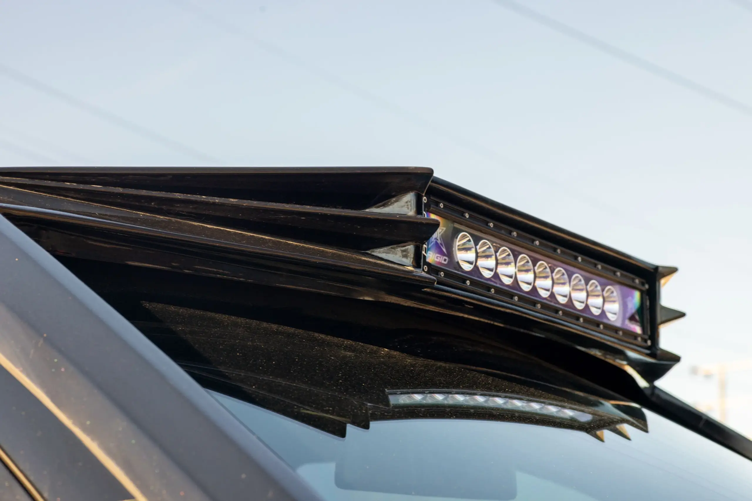 Nahaufnahme einer Dach-LED-Lichtleiste auf dem Ram TRX Apocalypse Juggernaut 6x6.