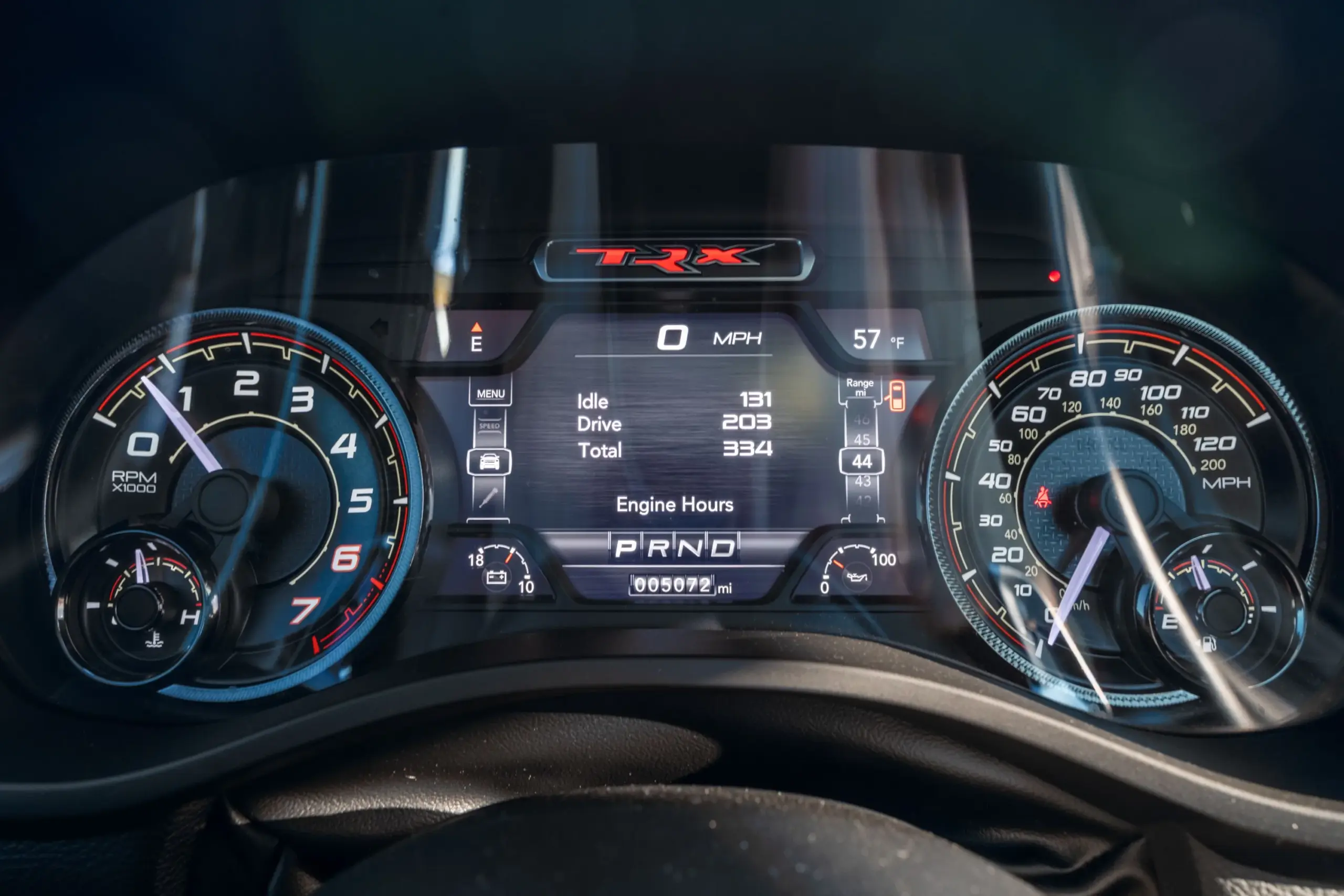 Digitales Cockpit des Ram TRX Apocalypse Juggernaut 6x6 mit Tachometer und Drehzahlmesser.