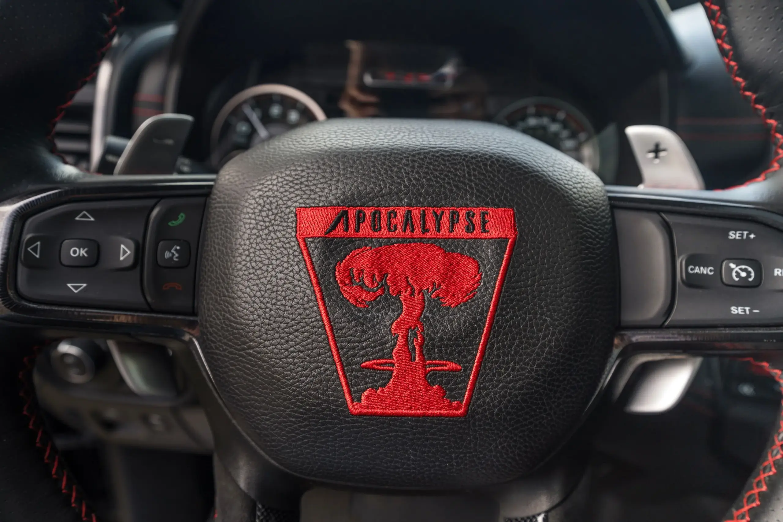 Nahaufnahme des Lederlenkrads mit gesticktem Apocalypse-Logo im Ram TRX 6x6 Umbau.