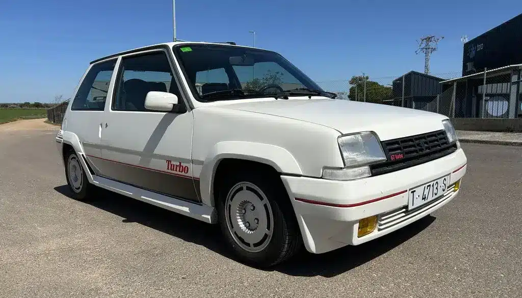 Renault 5 GT Turbo, weiße Kompaktlimousine mit Turbo-Schriftzug, Baujahr 1980er Jahre, von vorn schräg fotografiert.