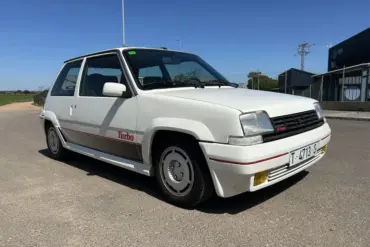 Renault 5 GT Turbo, weiße Kompaktlimousine mit Turbo-Schriftzug, Baujahr 1980er Jahre, von vorn schräg fotografiert.
