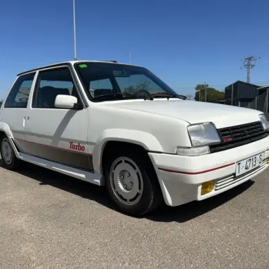 Renault 5 GT Turbo, weiße Kompaktlimousine mit Turbo-Schriftzug, Baujahr 1980er Jahre, von vorn schräg fotografiert.