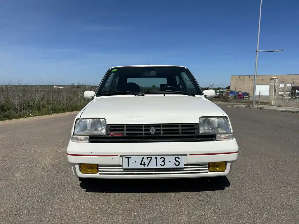 Renault 5 GT Turbo, weiß, Frontansicht auf freier Strecke, spanisches Kennzeichen.