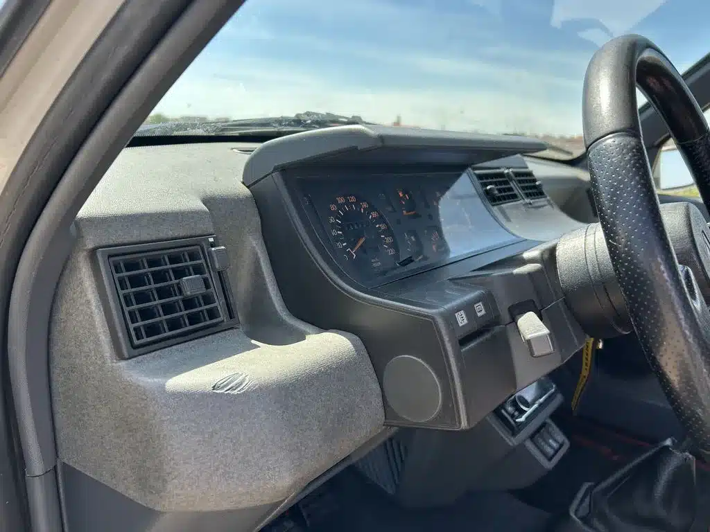 Detailaufnahme des Innenraums und Armaturenbretts eines Renault 5 GT Turbo mit gut erhaltenem Cockpit.