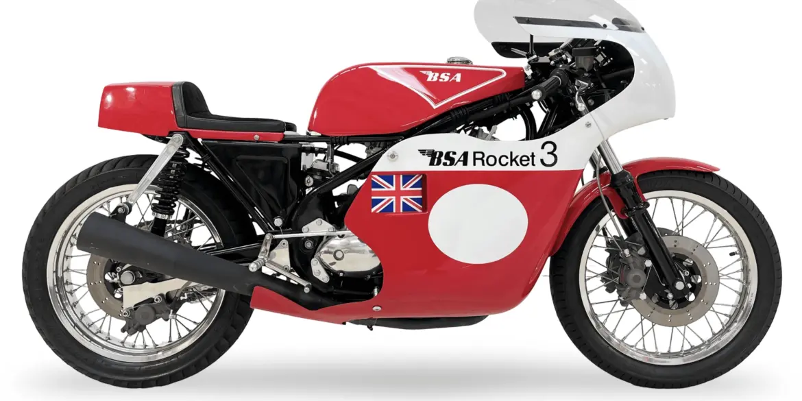 Seitenansicht einer roten Rob North BSA Rocket-III Replica mit weißem Halbverkleidung und Startnummernfeld.