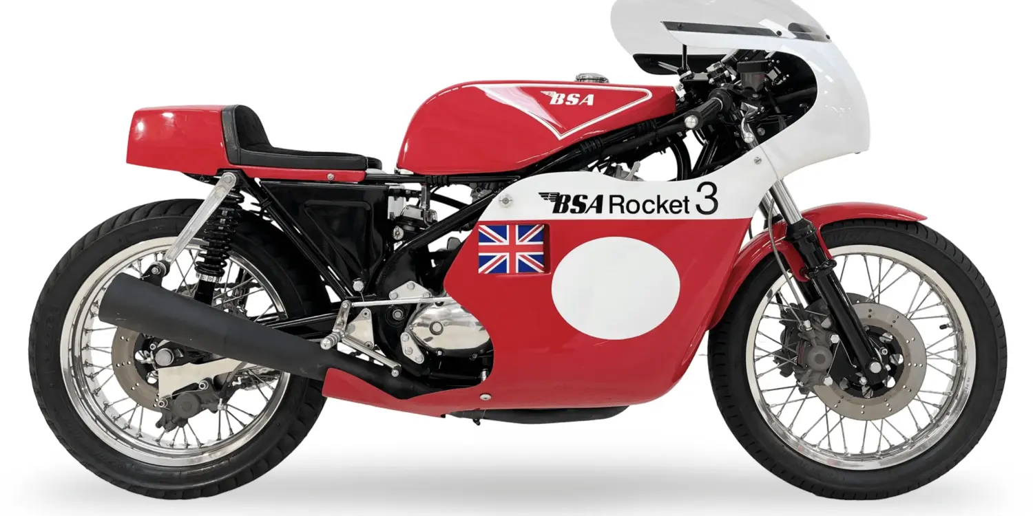 Seitenansicht einer roten Rob North BSA Rocket-III Replica mit weißem Halbverkleidung und Startnummernfeld.