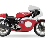 Seitenansicht einer roten Rob North BSA Rocket-III Replica mit weißem Halbverkleidung und Startnummernfeld.