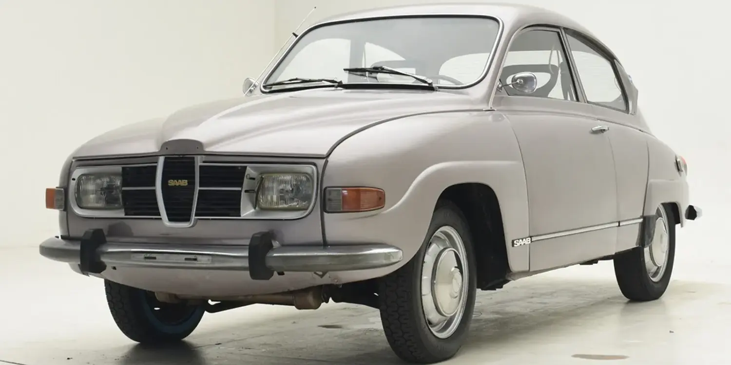 Seitenansicht eines silbernen Saab 96 von 1975 vor weißem Hintergrund