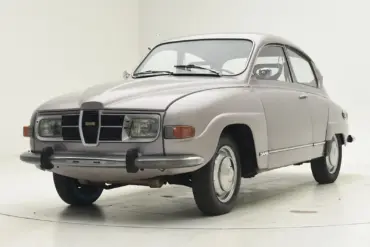 Seitenansicht eines silbernen Saab 96 von 1975 vor weißem Hintergrund