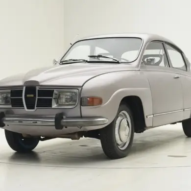 Seitenansicht eines silbernen Saab 96 von 1975 vor weißem Hintergrund