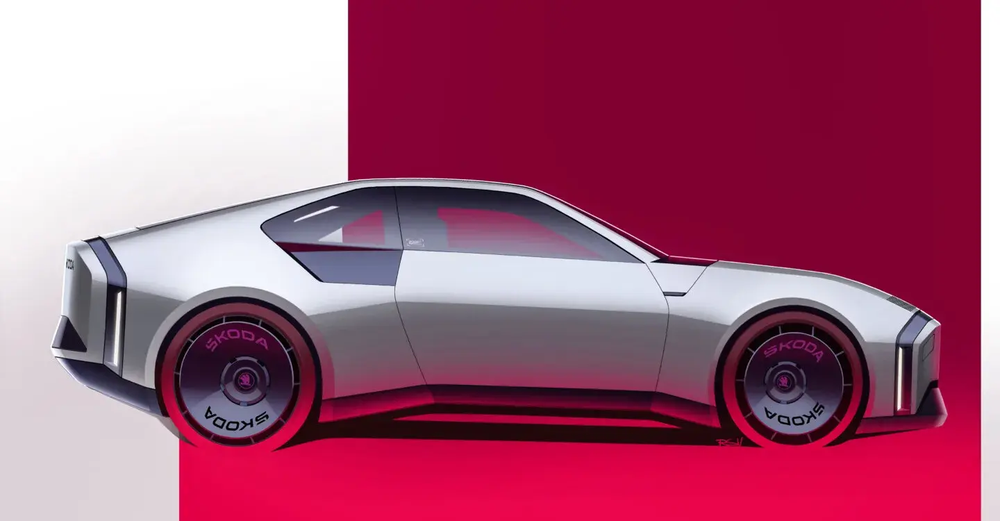 Skoda 110 R Elektro-Konzeptfahrzeug in Seitenansicht vor zweifarbigem Hintergrund