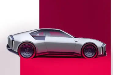 Skoda 110 R Elektro-Konzeptfahrzeug in Seitenansicht vor zweifarbigem Hintergrund