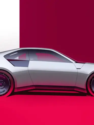 Skoda 110 R Elektro-Konzeptfahrzeug in Seitenansicht vor zweifarbigem Hintergrund