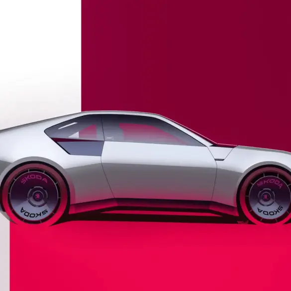 Skoda 110 R Elektro-Konzeptfahrzeug in Seitenansicht vor zweifarbigem Hintergrund