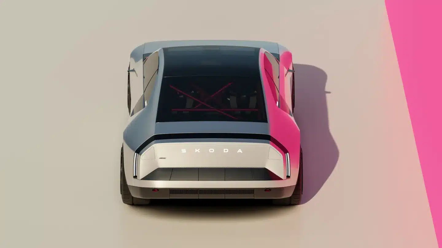 Heckansicht eines futuristischen, kantigen Skoda Elektro-Sportcoupés mit großem Glasdach und beleuchtetem Skoda-Schriftzug.