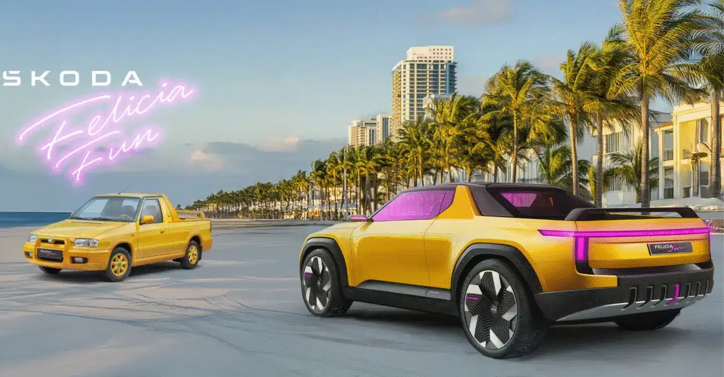 Originaler Skoda Felicia Fun und moderne Designstudie nebeneinander am Strand, beide Autos auffällig gelb lackiert, vor einer Kulisse mit Palmen und Hochhäusern.
