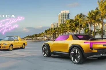 Originaler Skoda Felicia Fun und moderne Designstudie nebeneinander am Strand, beide Autos auffällig gelb lackiert, vor einer Kulisse mit Palmen und Hochhäusern.