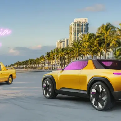 Originaler Skoda Felicia Fun und moderne Designstudie nebeneinander am Strand, beide Autos auffällig gelb lackiert, vor einer Kulisse mit Palmen und Hochhäusern.