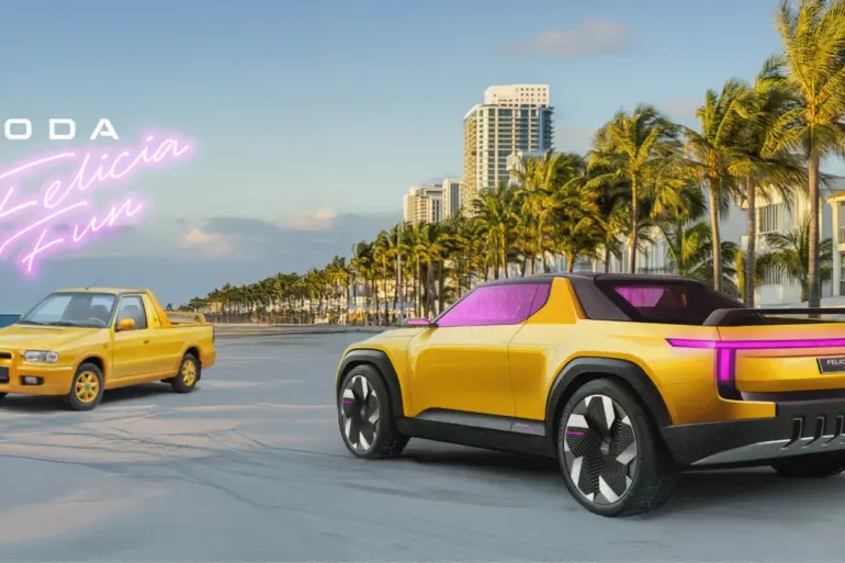 Originaler Skoda Felicia Fun und moderne Designstudie nebeneinander am Strand, beide Autos auffällig gelb lackiert, vor einer Kulisse mit Palmen und Hochhäusern.