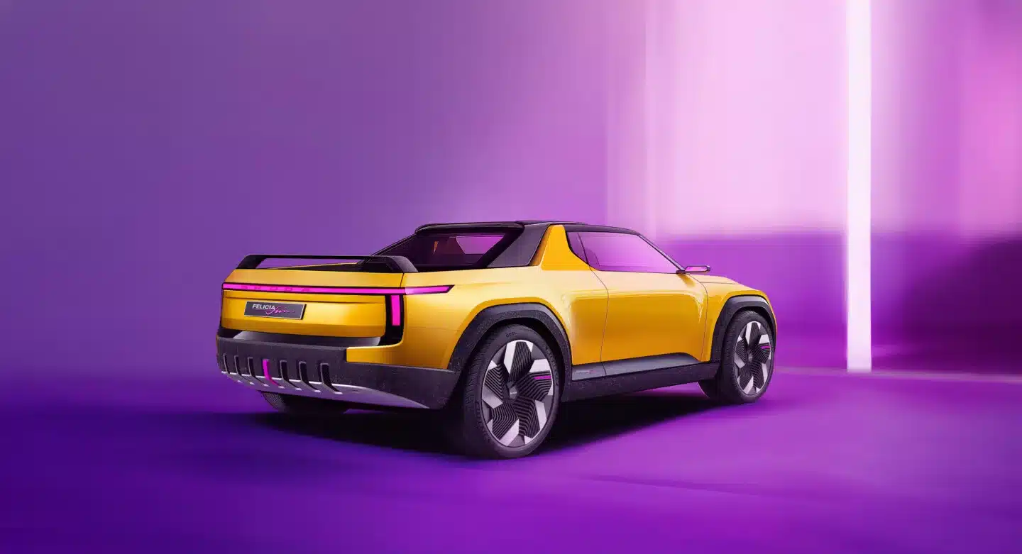 Rückansicht der Skoda Felicia Fun Designstudie in Gelb mit pinken Akzenten vor violettem Hintergrund.
