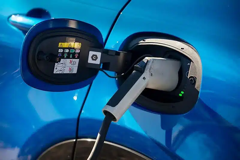 Elektroauto wird mit einem Ladekabel an einer Ladesäule geladen