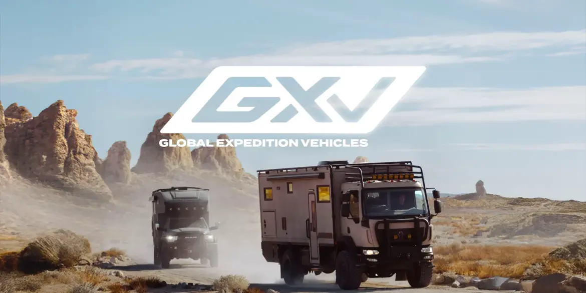 Zwei GXV-Expeditionsmobile fahren durch eine karge Felsenlandschaft, vorne ein großer LKW-basierter GXV Epic, dahinter der kompaktere GXV Hilt; darüber prangt das GXV-Logo.