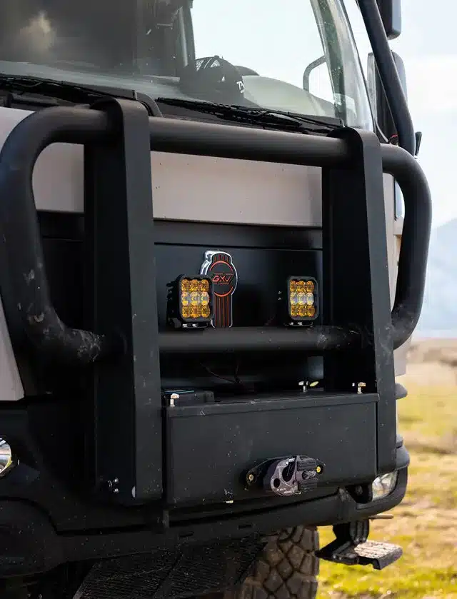 Stahl-Frontstoßfänger mit Grill-Schutz und Zusatzscheinwerfern am Storyteller Overland GXV EPIC Expeditionstruck
