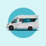 Joa Camp 60F Teilintegriertes Wohnmobil auf Citroën-Basis, aufgenommen von der Seite auf blauem Hintergrund.