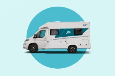 Joa Camp 60F Teilintegriertes Wohnmobil auf Citroën-Basis, aufgenommen von der Seite auf blauem Hintergrund.