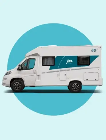 Joa Camp 60F Teilintegriertes Wohnmobil auf Citroën-Basis, aufgenommen von der Seite auf blauem Hintergrund.