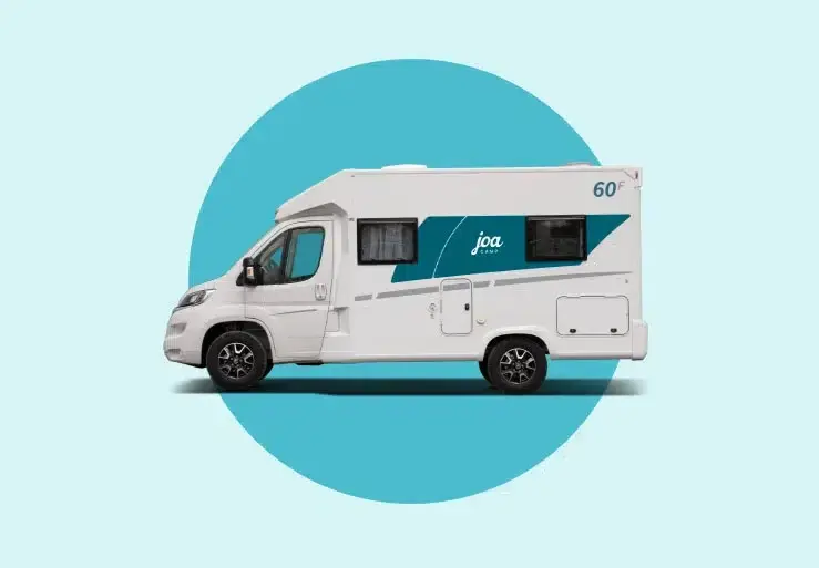 Joa Camp 60F Teilintegriertes Wohnmobil auf Citroën-Basis, aufgenommen von der Seite auf blauem Hintergrund.