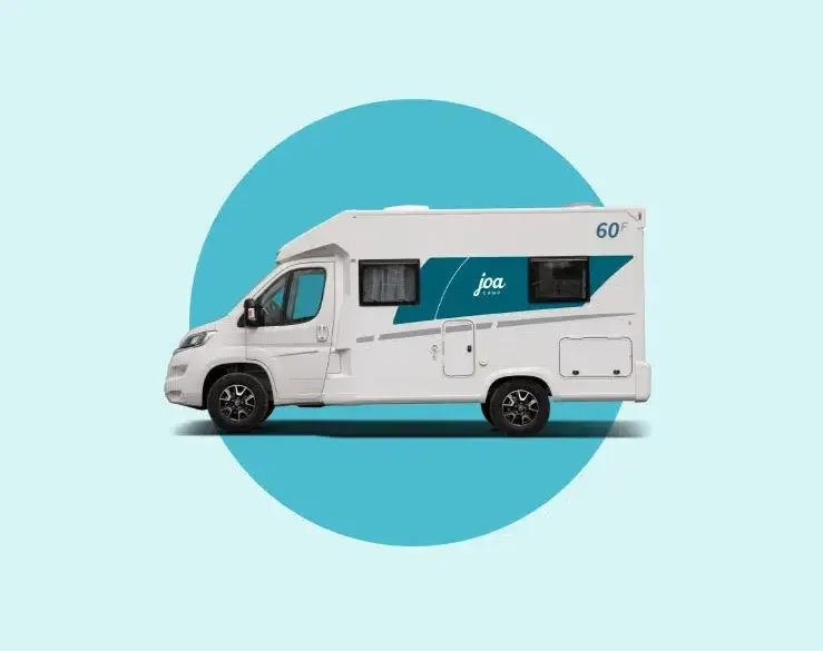 Joa Camp 60F Teilintegriertes Wohnmobil auf Citroën-Basis, aufgenommen von der Seite auf blauem Hintergrund.